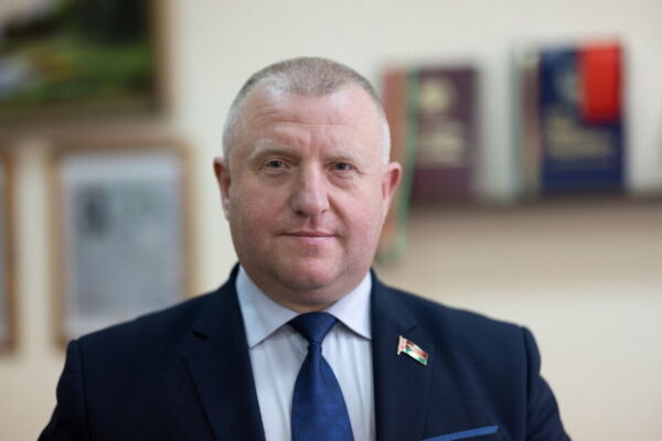 С 1 Мая жителей Глусского роайона поздравляет Олег Дьяченко