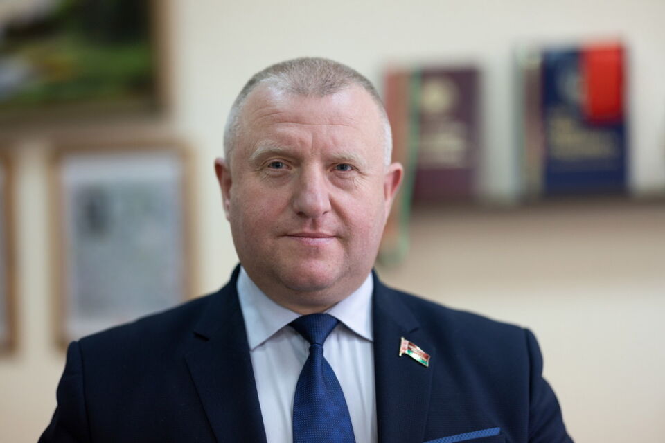 С 1 Мая жителей Глусского роайона поздравляет Олег Дьяченко