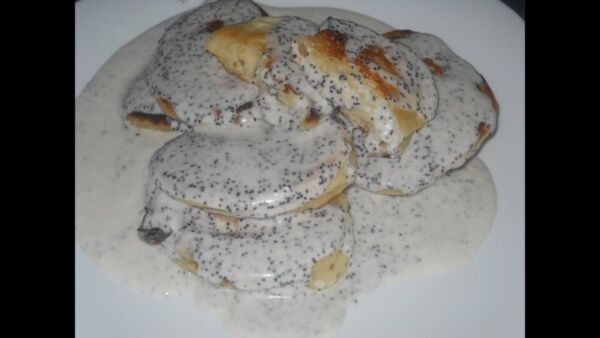 Роднае, сваё. У трэцюю пятніцу месяца будзем гатаваць салодкую страву — аладкі ў смятане з макам