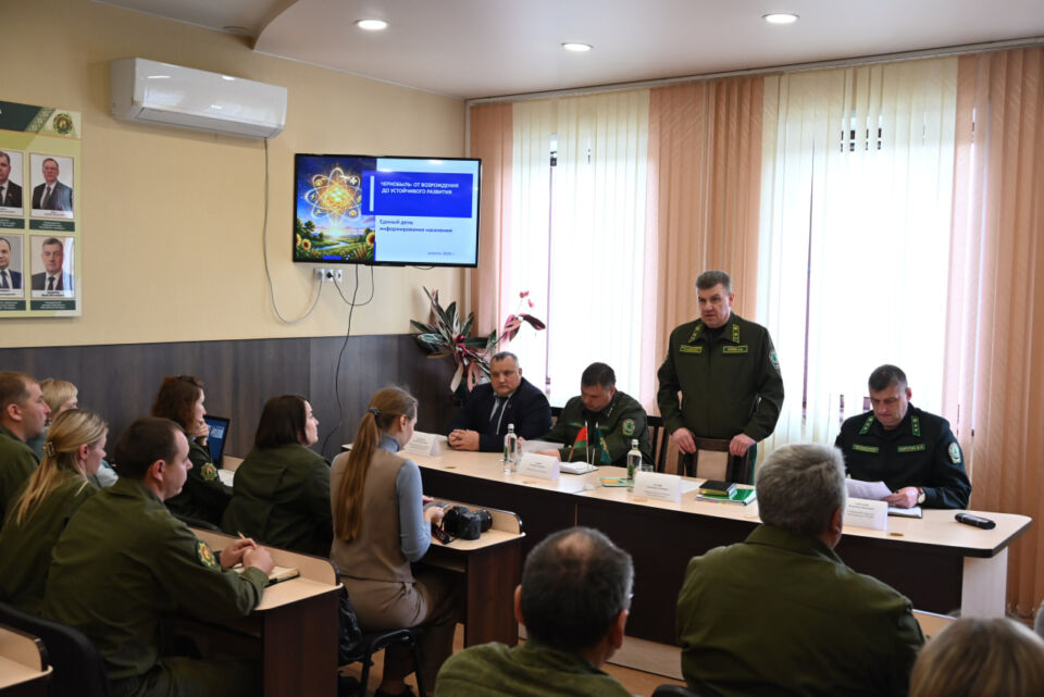 В рамках дня информирования министр лесного хозяйства Республики Беларусь Александр Кулик встретился с коллективом Глусского лесхоза