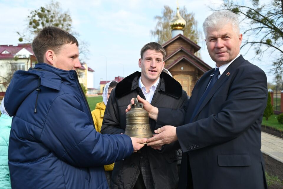 Уполномоченный по делам религий и национальностей Республики Беларусь Александр Румак передал в Глусский детский социальный пансионат «Весново», в храм Святого Патрикия, церковный колокол