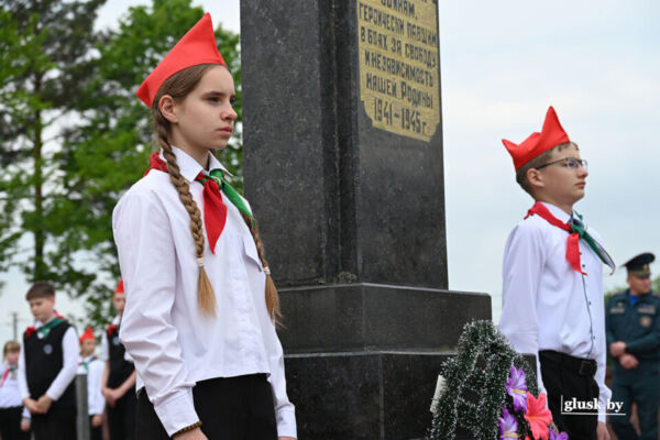 Накануне 9 мая глусчане несут цветы и венки к памятникам и обелискам погибшим в Великой Отечественной войне