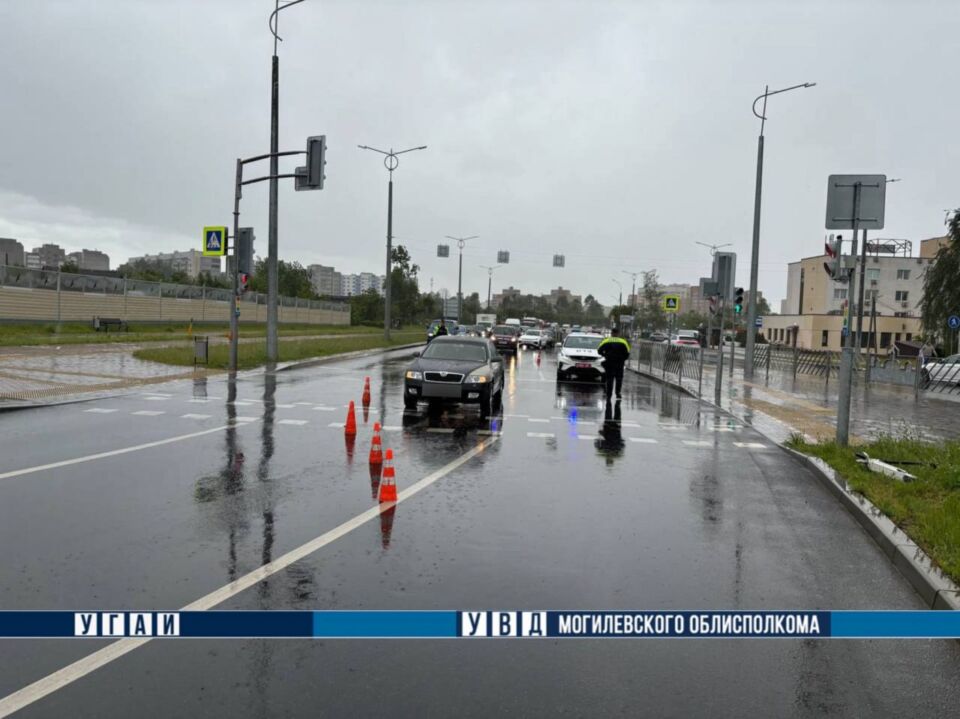 В Могилёве ребенок на электросамокате попал под колеса автомобиля