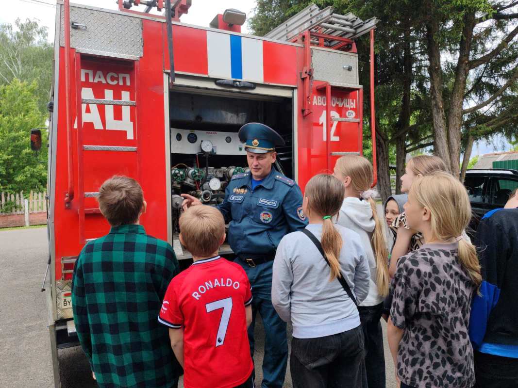 В рамках акции «Безопасные каникулы» работники Глусского РОЧС посетили пришкольные лагеря