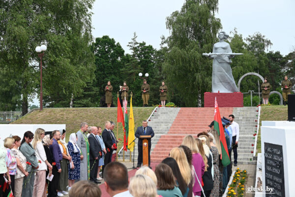 Хвілінай маўчання ўшанавалі глушчане памяць ахвяр Вялікай Айчыннай вайны і генацыду беларускага народа