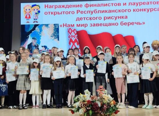 Юная художница из Глуска Дарья Мартинович — в числе победителей республиканского конкурса «Нам мир завещано беречь»