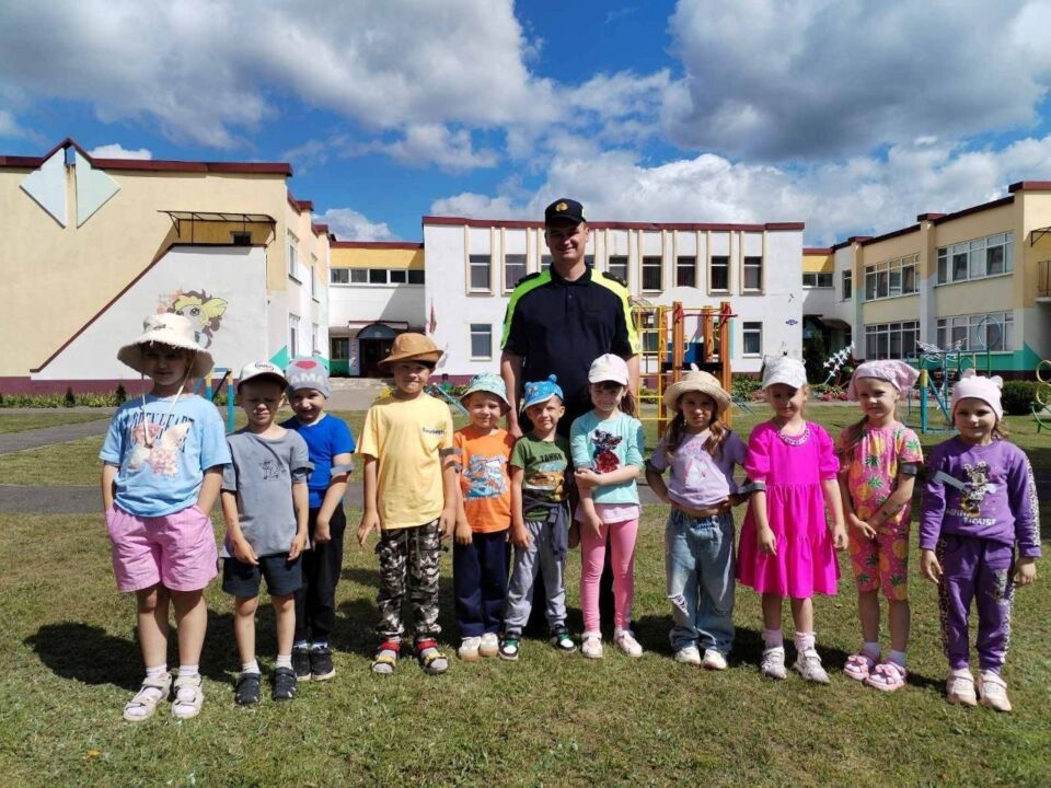В рамках Единого дня безопасности дорожного движения сотрудники отделения ГАИ напомнили дошколятам о правилах поведения на дороге