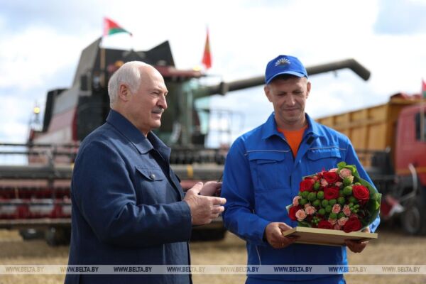 «Вы заслужили это». Лукашенко подарил передовикам жатвы новые автомобили Belgee