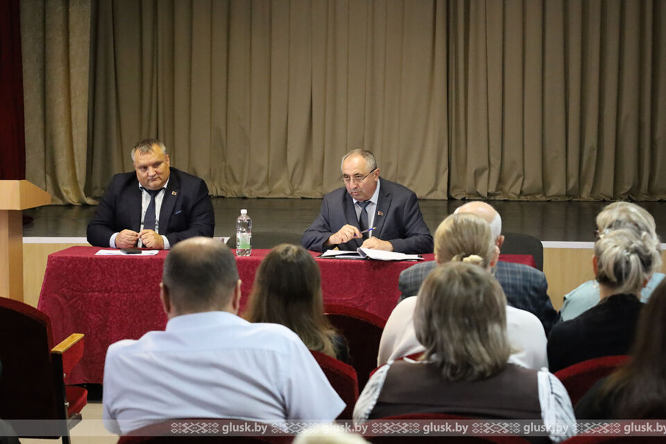 Председатель комитета по сельскому хозяйству и продовольствию облисполкома Анатолий Ланкуть встретился с работниками ОАО «Экспериментальная база «Глуск» и «Глусский-АГРО»