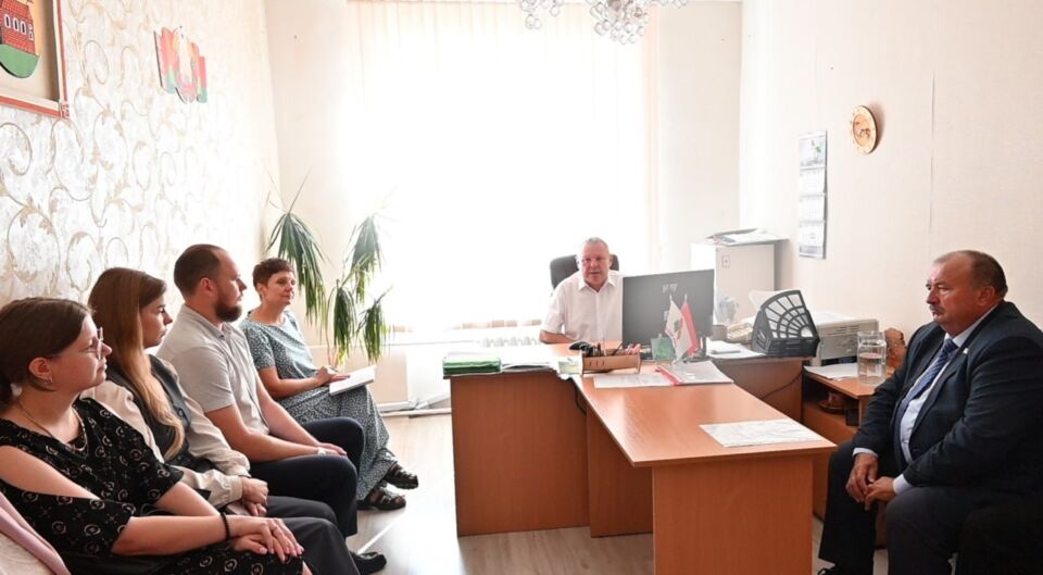 Начальник отдела по образованию Глусского райисполкома Александр Левченко встретился с молодыми специалистами отрасли, прибывшими в наш район