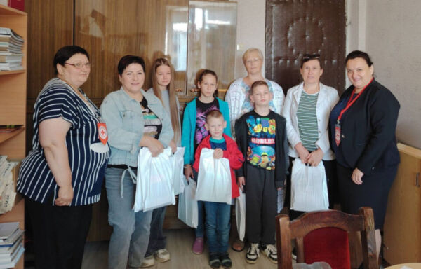 Представители Глусской районной организации Белорусского Красного Креста продолжают вручать подарки детям к новому учебному году