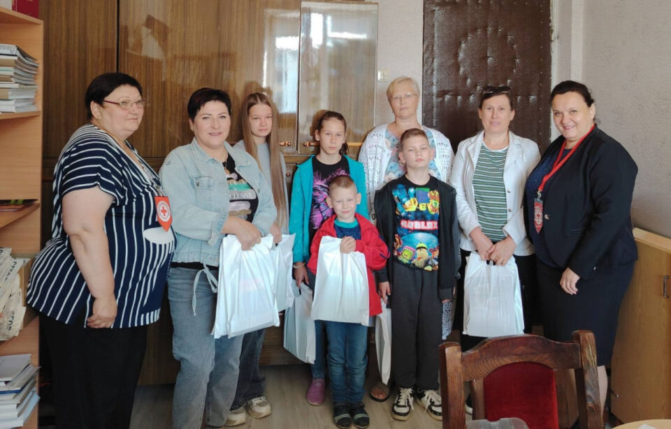 Представители Глусской районной организации Белорусского Красного Креста продолжают вручать подарки детям к новому учебному году
