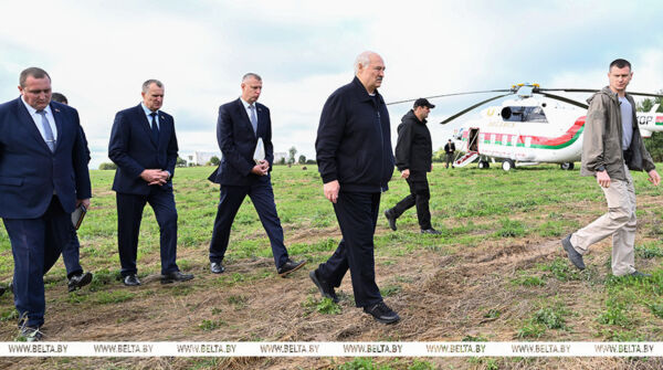 «Такого быть не должно». Александр Лукашенко начал рабочую поездку в Шкловский район с жесткой критики