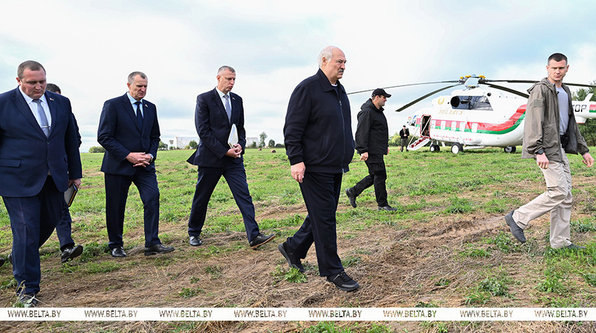 «Такого быть не должно». Александр Лукашенко начал рабочую поездку в Шкловский район с жесткой критики