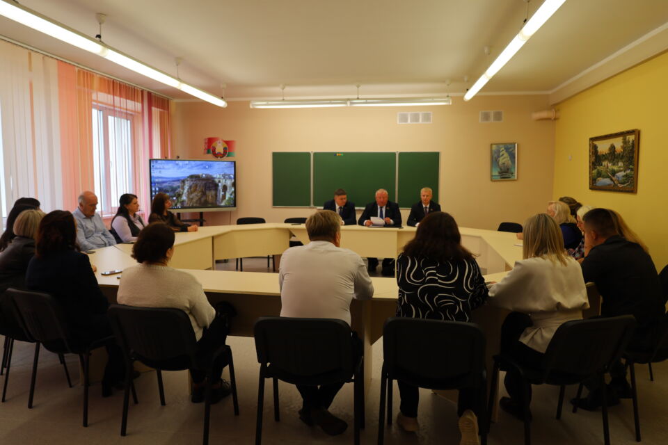 В Глусском районе сегодня работал депутат Палаты представителей Национального собрания Республики Беларусь Олег Дьяченко