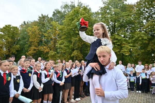 Учеников и педагогов Глусской СШ № 1 с началом нового учебного года поздравил глава района Алексей Журавлёв