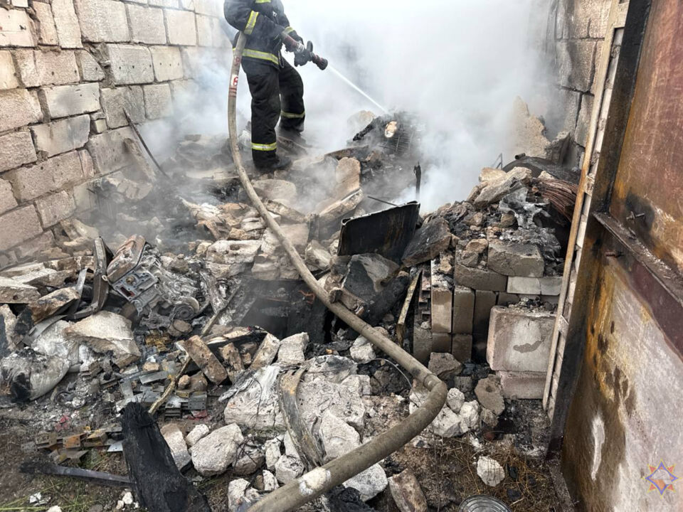 Спасатели ликвидировали пожар в гаражном кооперативе