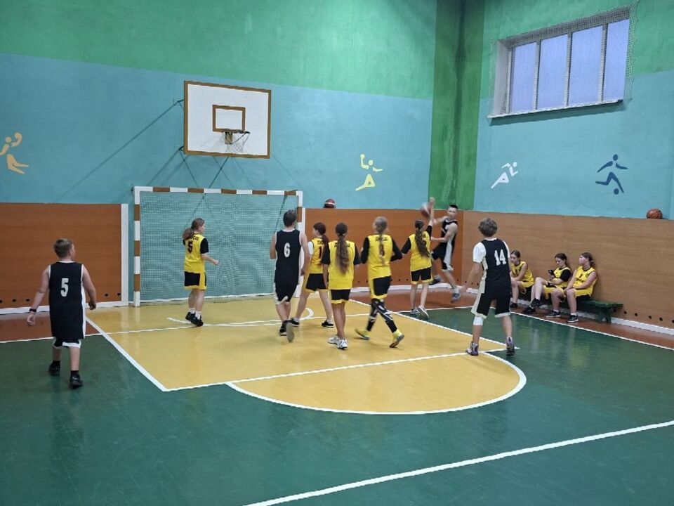В Глусской спортивной школе провели матчевые игры по баскетболу ко Дню отца